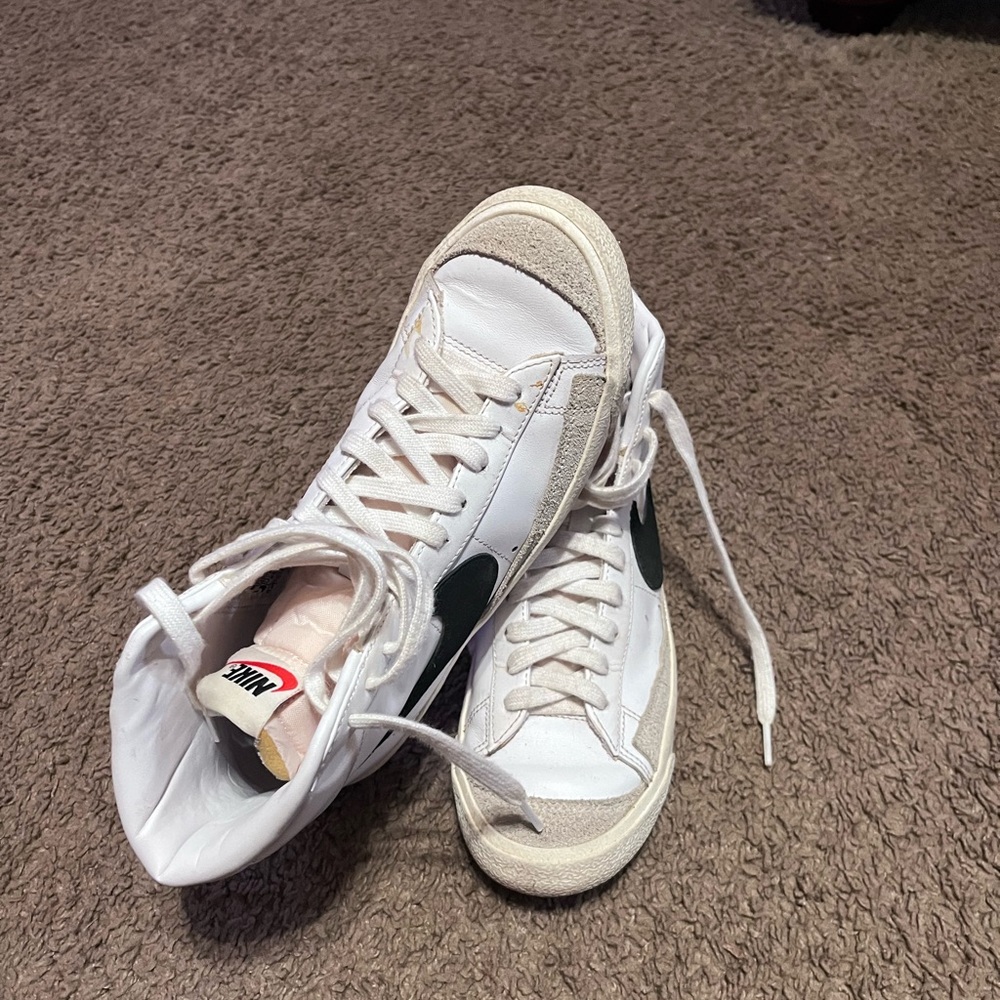 Nike White and Black Sneakers